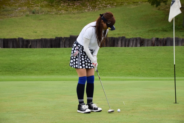 パッティング　ラウンドゴルフ　女子　ゴルフ